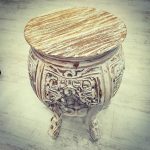 Mesa de madera circular tallada
